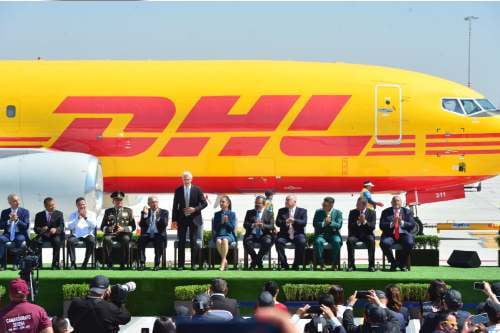 Presidente AMLO y gobernador del Edomex, presencian arribo del primer avión de carga al AIFA